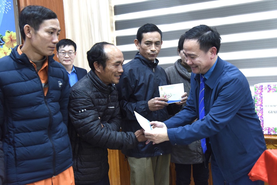 Ông Ngô Đình Vân - Phó Chủ tịch LĐLĐ tỉnh Hà Tĩnh trao quà cho công nhân khó khăn. Ảnh: Mai Anh.