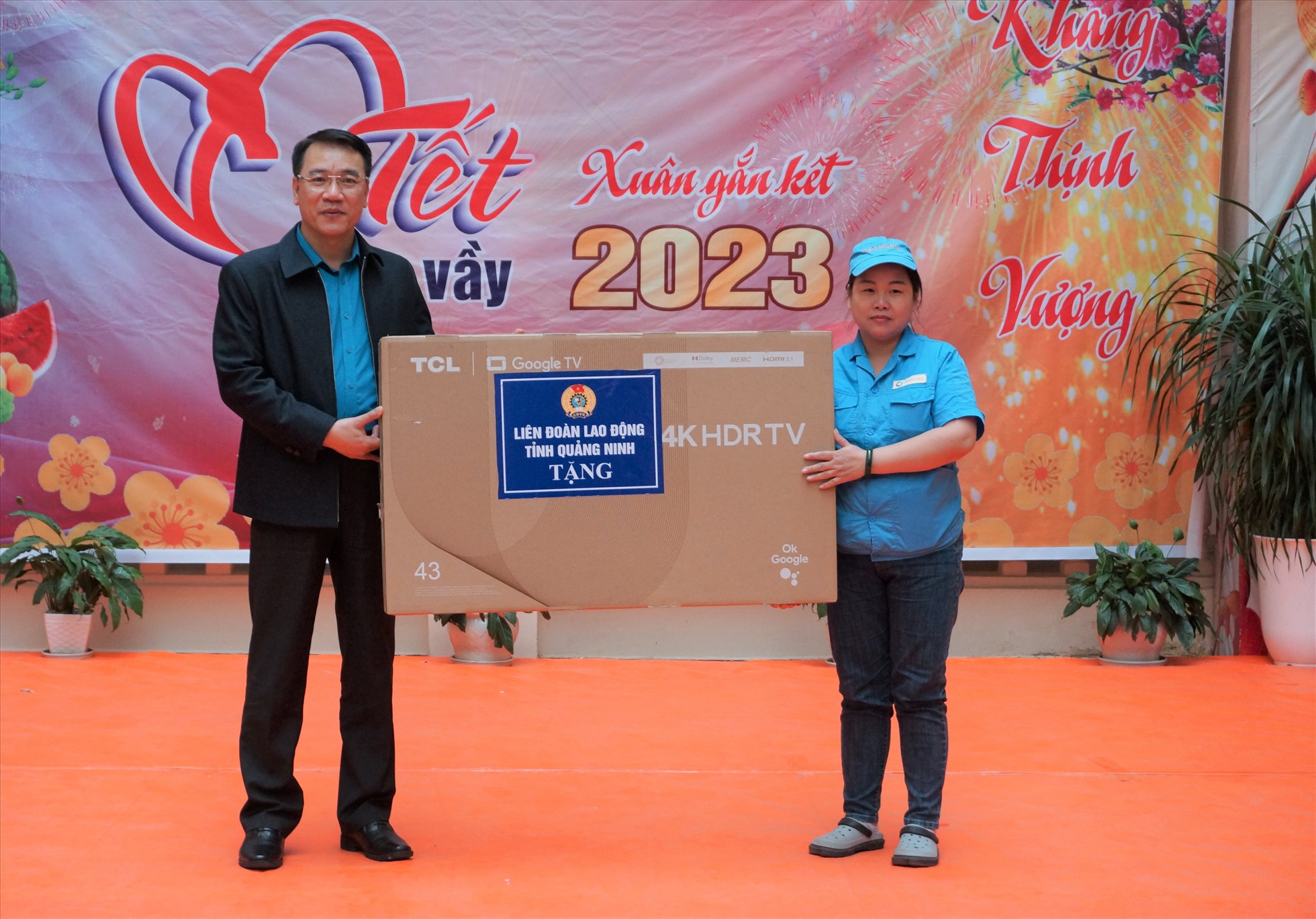 Ông Tô Xuân Thao, Chủ tịch LĐLĐ tỉnh Quảng Ninh tặng phần quà cho công nhân may mắn bốc thăm trúng thưởng tại sự kiện Tết sum vầy tổ chức tại . Ảnh: Đoàn Hưng