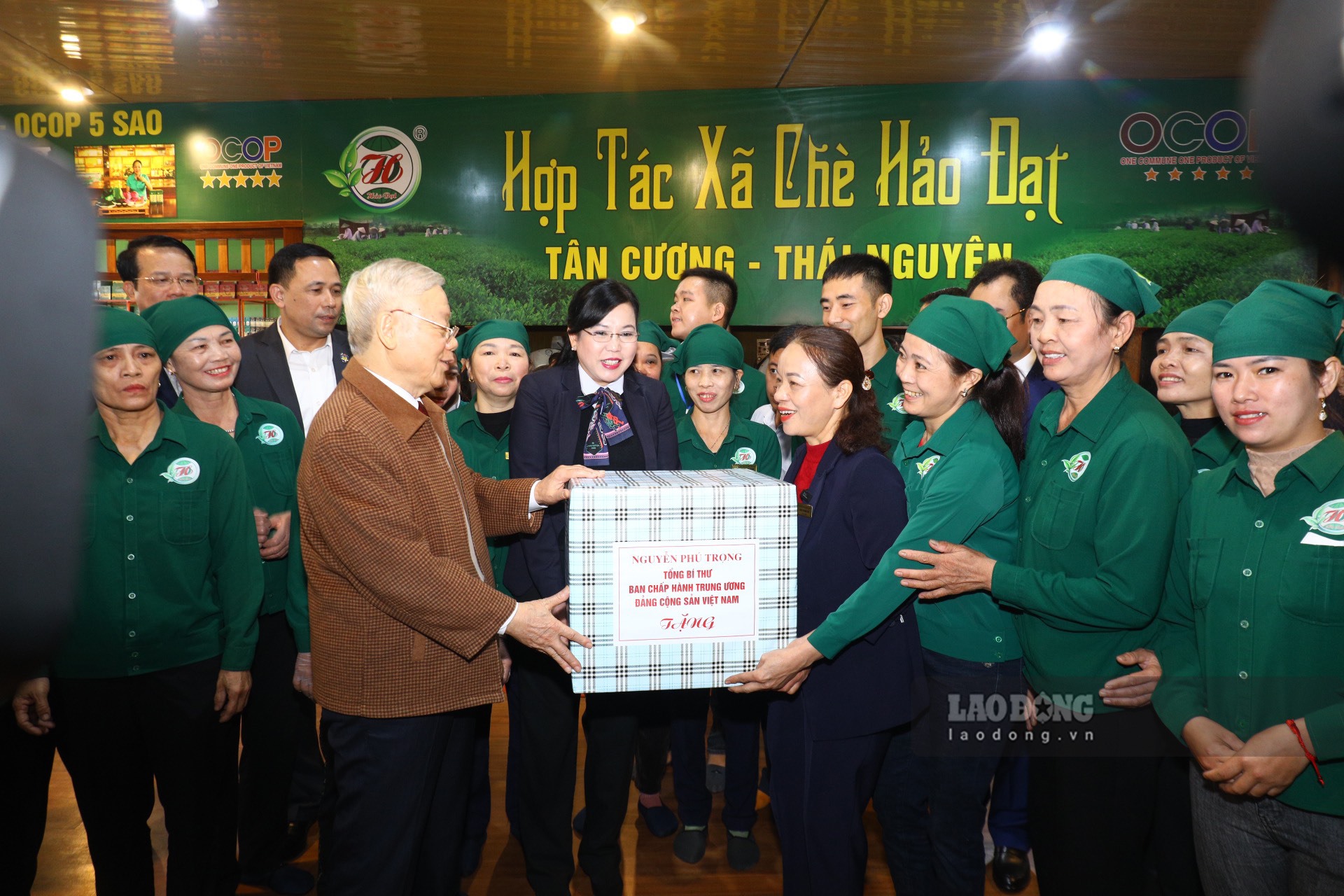 Tổng Bí thư Nguyễn Phú Trọng tặng quà cho cán bộ, người lao động của HTX chè Hảo Đạt.