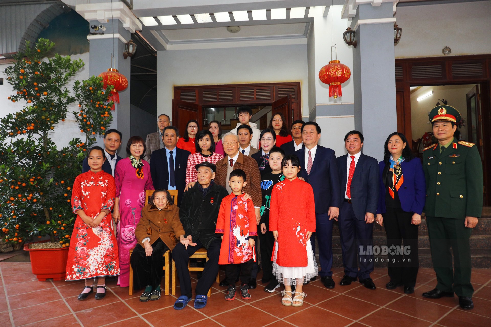 Tổng Bí thư Nguyễn Phú Trọng chụp ảnh lưu niệm cùng gia đình cụ Nguyễn Trung Lựu.