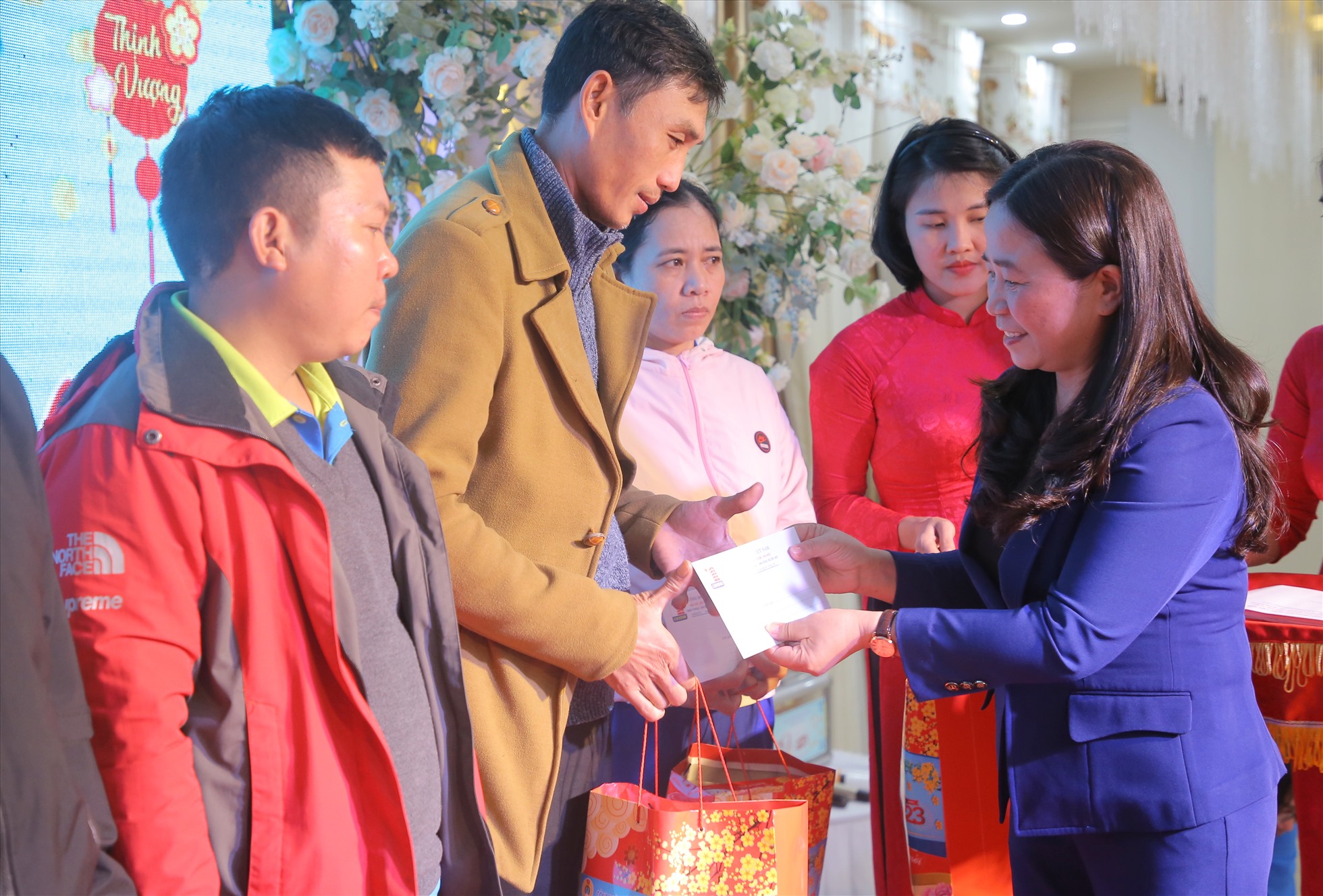 Bà Lê Thị Lan Hương - Trưởng Ban Dân vận Tỉnh ủy Quảng Trị tặng quà cho người lao động. Ảnh: Hưng Thơ.