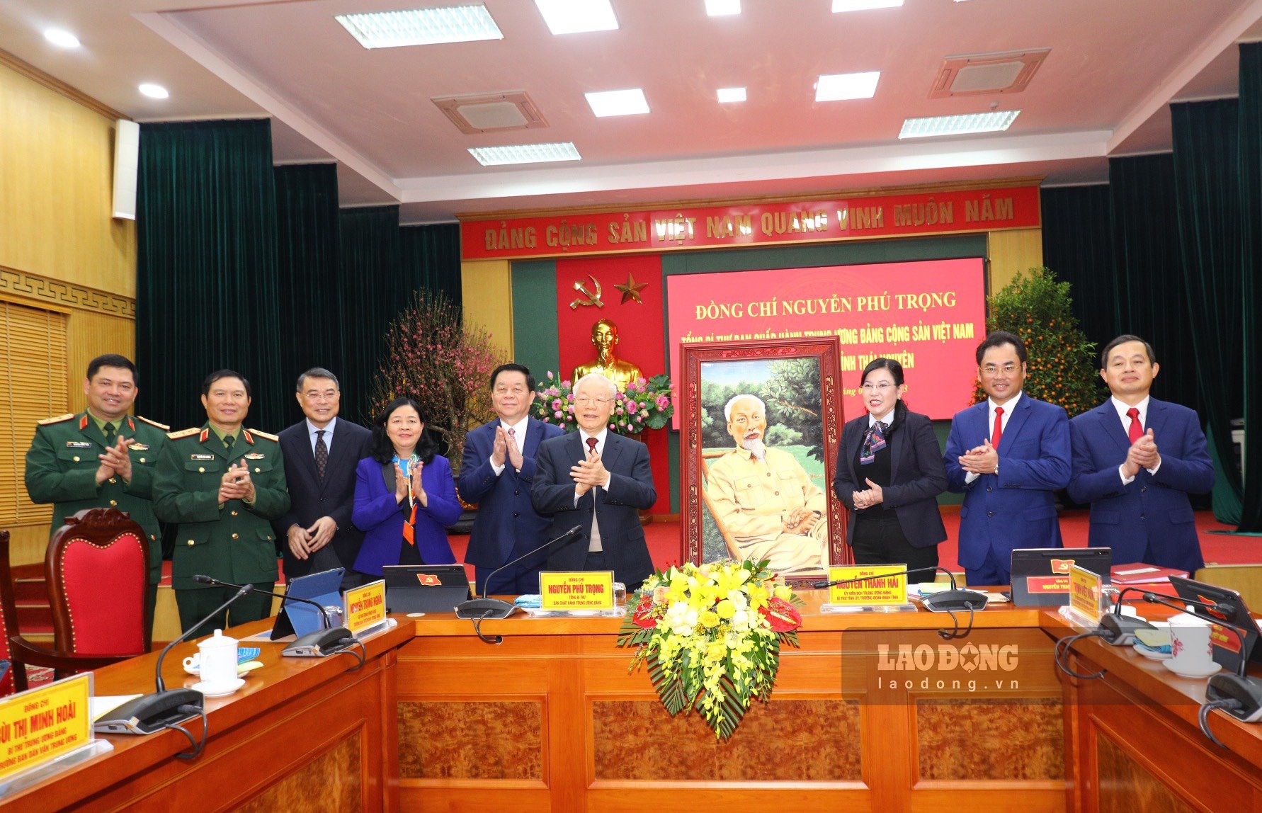 Tổng Bí thư Nguyễn Phú Trọng chụp lưu niệm cùng lãnh đạo tỉnh Thái Nguyên.