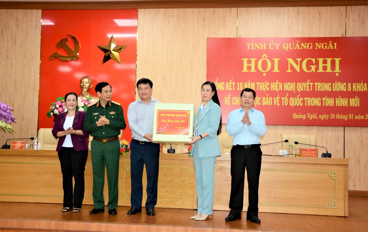Đại tướng Phan Văn Giang tặng quà Tết Quý Mão 2023 cho lãnh đạo tỉnh Quảng Ngãi. Ảnh: Ngọc Viên
