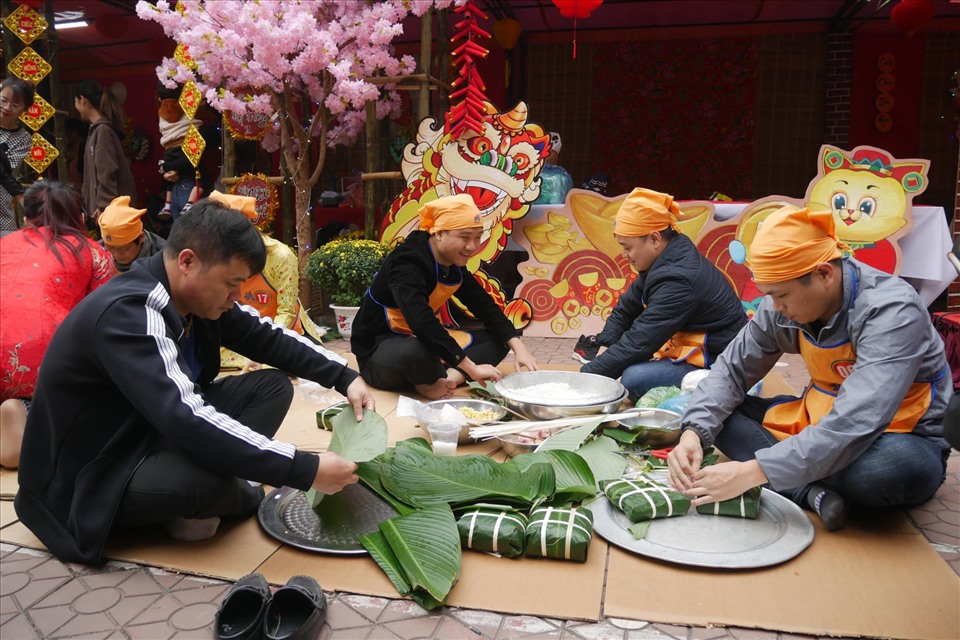 Thi gói bánh chưng. Ảnh: Nguyễn Hồng