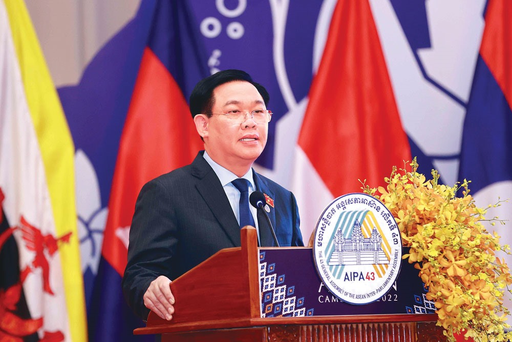 Chủ tịch Quốc hội Vương Đình Huệ phát biểu tại Phiên họp toàn thể thứ nhất AIPA-43 tại thủ đô Phnom Penh, Vương quốc Campuchia, ngày 21.11.2022. Ảnh: TTXVN