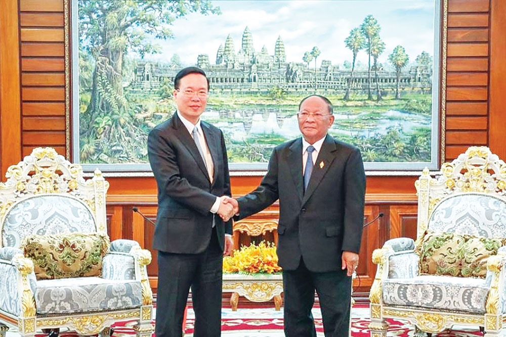 Uỷ viên Bộ Chính trị, Thường trực Ban Bí thư Võ Văn Thưởng và Chủ tịch Quốc hội Campuchia Heng Samrin, tháng 10.2022. Ảnh: TTXVN
