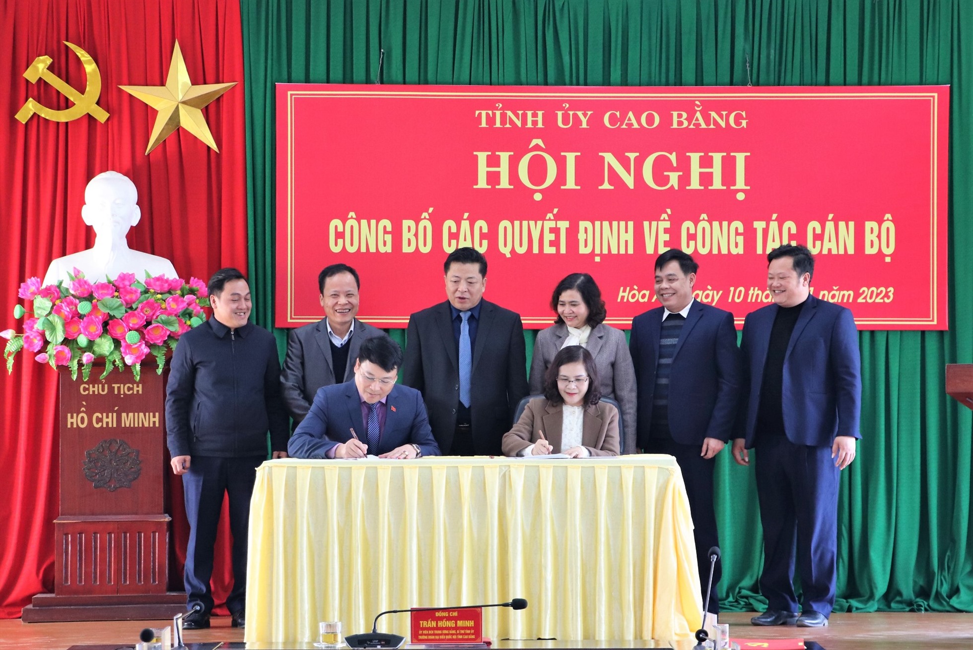 Bà Nguyễn Ngọc Thư và ông Nguyễn Quốc Trung ký kết nội dung bàn giao nhiệm vụ Bí thư Huyện ủy Hòa An.