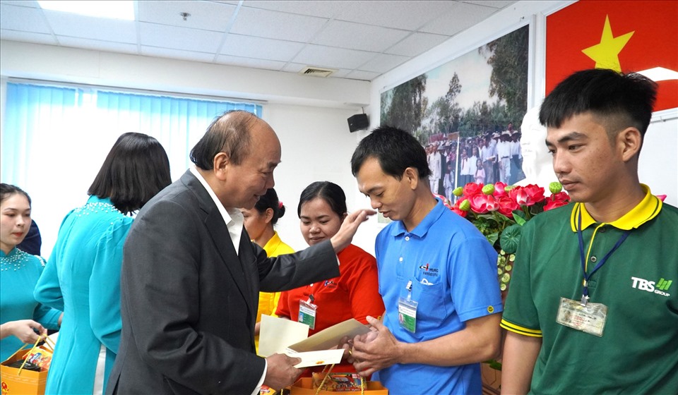 Chủ tịch nước Nguyễn Xuân Phúc tặng quà cho công nhân KCN Thạnh Lộc, tỉnh Kiên Giang. Ảnh: Văn Sỹ