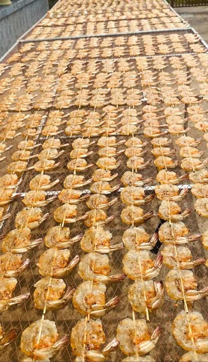 Bổ sung vào mặt hàng tôm khô tại tỉnh Bạc Liêu là loại tôm khô lụi, một nắng. Các vựa khô cho biết giá giao động từ 400.000 đồng/kg đến 500.000 đồng/kg.