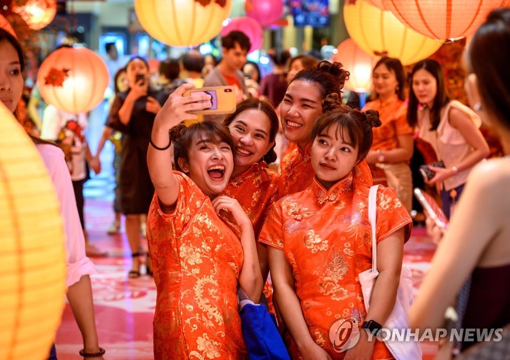 Khách du lịch check-in phố người Hoa dịp Tết Nguyên đán 2020 tại Bangkok, Thái Lan. Ảnh: AFP