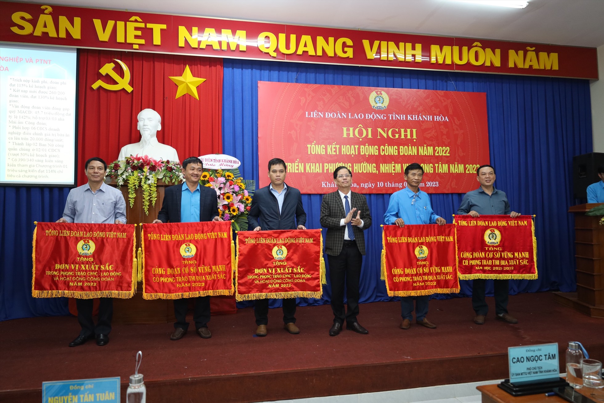 Lãnh đạo tỉnh Khánh Hòa tặng cờ thi đua của Tổng Liên đoàn dành cho các tập thể xuất sắc trong năm 2022. Ảnh: Phương Linh