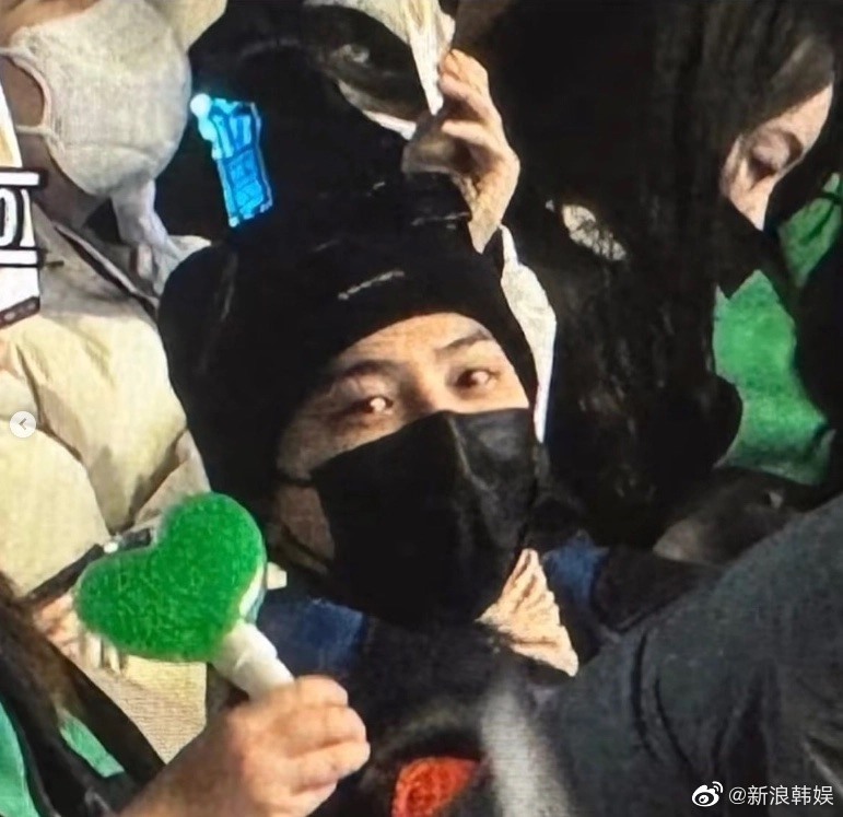 G-Dragon đến concert ủng hộ đàn em cùng công ty. Ảnh: Twitter