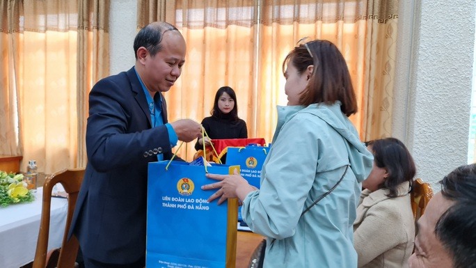 Ông Lê Văn Đại, Phó Chủ tịch LĐLĐ TP Đà Nẵng ghi nhận những đóng góp, nỗ lực của cán bộ CĐCS trong việc xây dựng tổ chức Công đoàn vững mạnh. Ảnh: Tường Minh