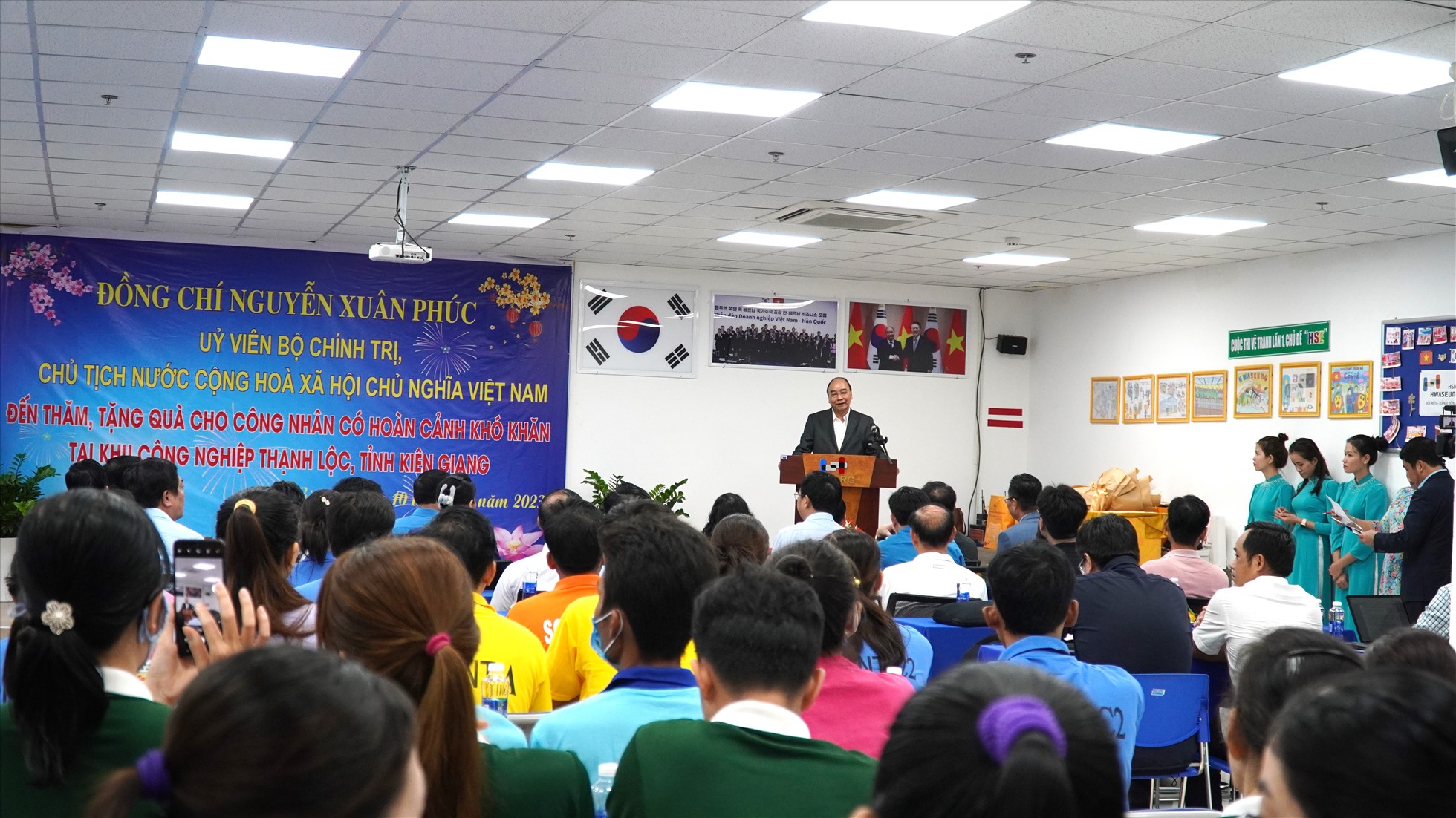 Chủ tịch nước Nguyễn Xuân Phúc phát biểu tại buổi chúc Tết và tặng quà công nhân lao động tỉnh Kiên Giang. Ảnh: Văn Sỹ
