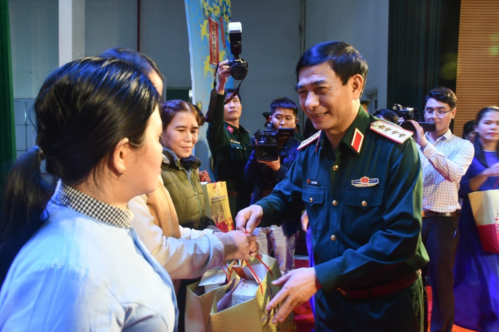 Đại tướng Phan Văn Giang tặng quà cho công nhân, người lao động có hoàn cảnh khó khăn. Ảnh: Ngọc Viên