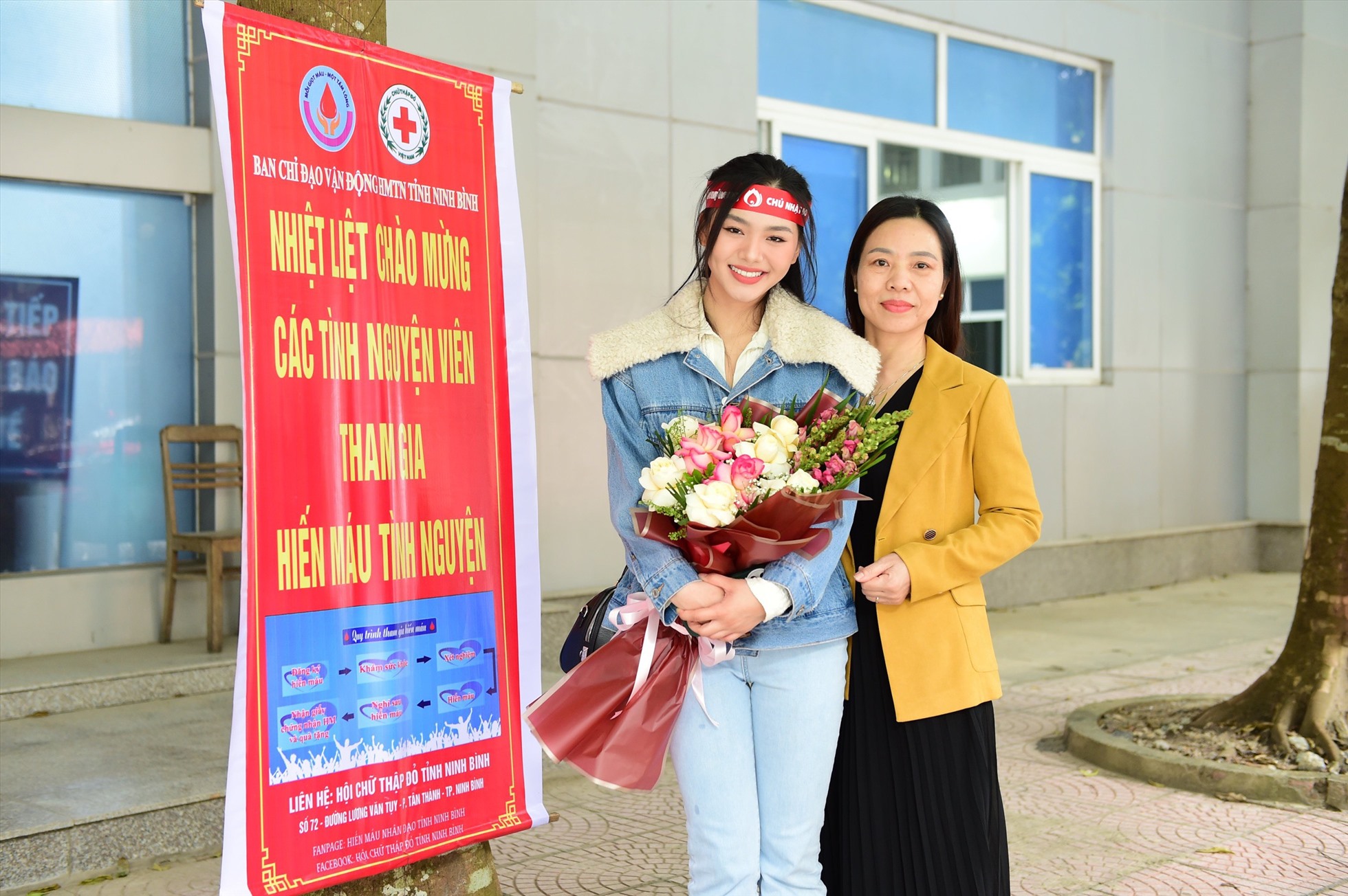 Đinh Khánh Hoà được mẹ đồng hành cùng chuyến đi từ thiện ý nghĩa. Ảnh: Nhân vật cung cấp