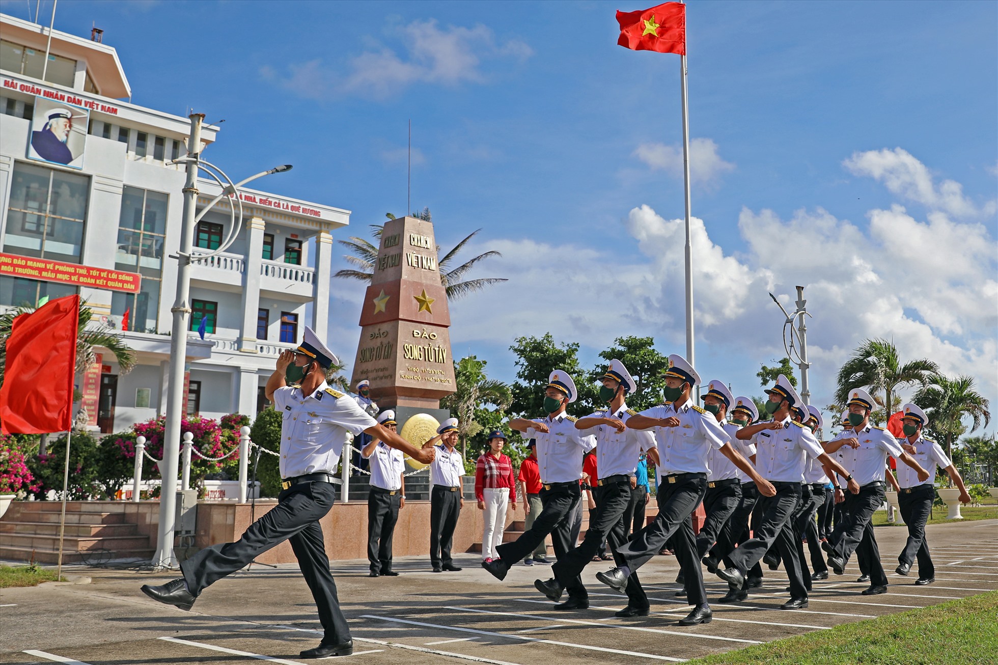 Buổi lễ chào cờ, duyệt đội ngũ trên xã đảo Song Tử Tây, huyện đảo Trường Sa để lại trong mỗi người niềm tự hào, cảm xúc vô cùng thiêng liêng.