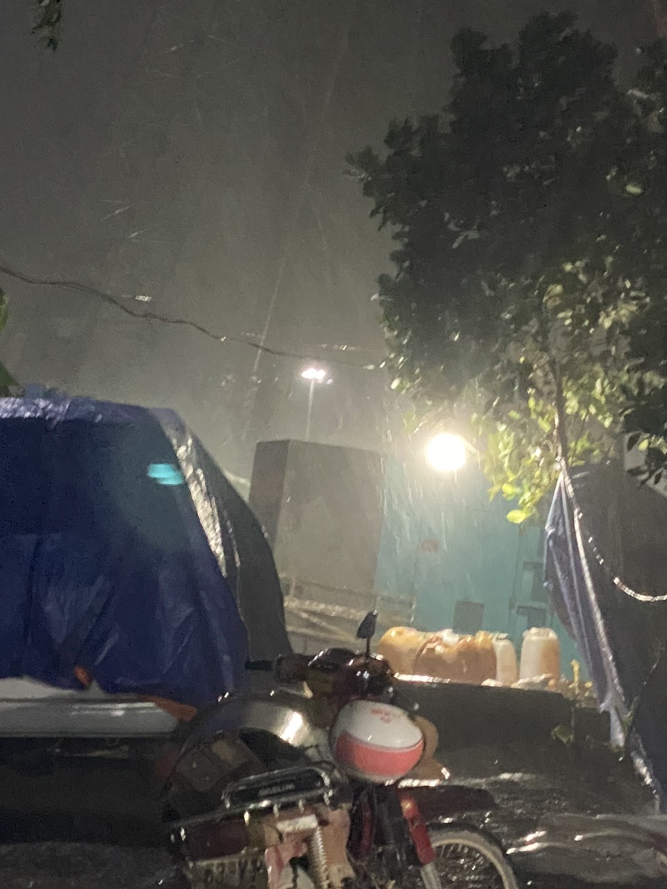 Hiện trường cứu hộ gặp khó khăn do mưa lớn trong đêm 9.1. Ảnh: Sở Thông tin Truyền thông tỉnh Đồng Tháp.
