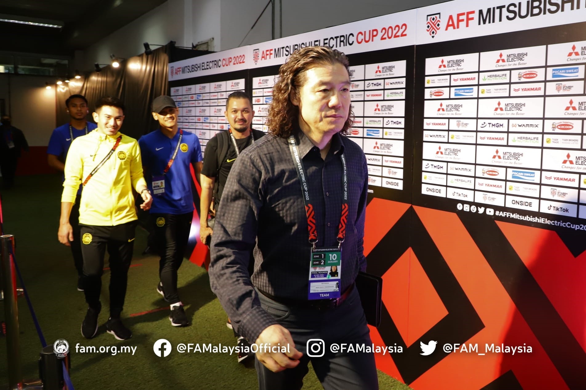 HLV Kim Pan-gon và cầu thủ Malaysia đã có mặt ở sân Thammasat. Ảnh: FAM.