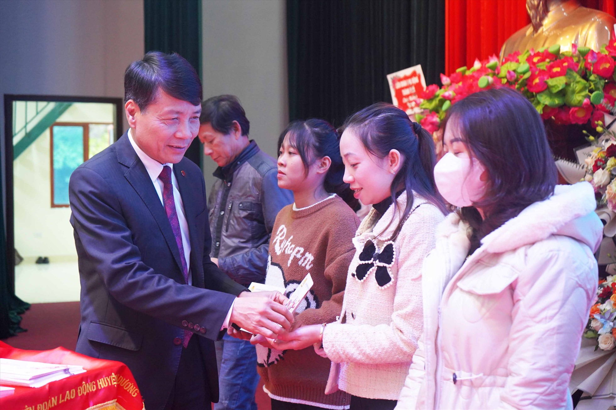 Phó Chủ tịch HĐND huyện An Dương - Ông Hoài Viết Thảo tặng quà cho CNVCLĐ. Ảnh: T.Hà
