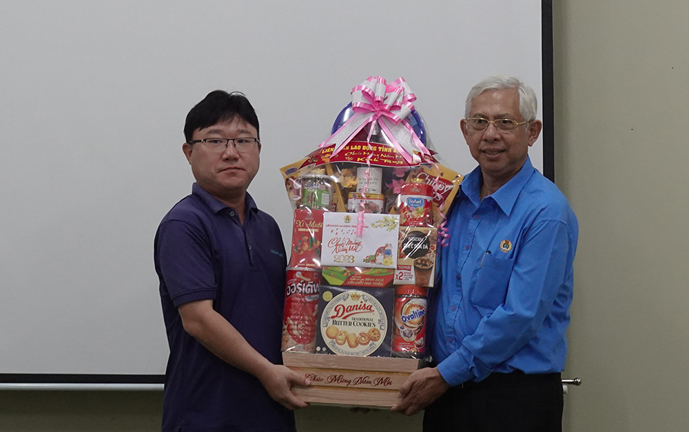 Chủ tịch LĐLĐ tỉnh An Giang Nguyễn Thiện Phú thăm, tặng quà và chúc Tết các doanh nghiệp trên địa bàn. Ảnh: Cẩm Tú