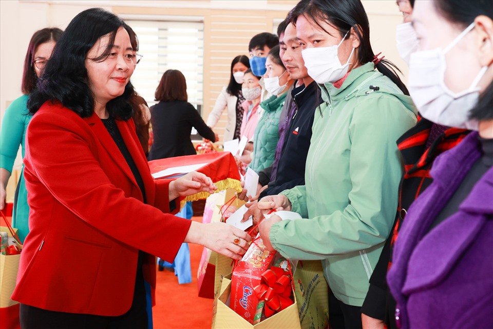 Đồng chí Bùi Thị Minh Hoài trao quà cho công nhân. Ảnh: Hải Nguyễn