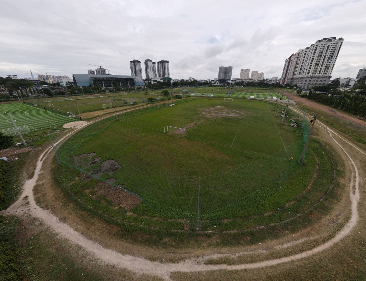 Nằm cạnh Nhà thi đấu Phú Thọ, khu vực Trường đua Phú Thọ (cũ) được xây dựng từ năm 1932 với diện tích hơn 44 ha (đã đóng cửa theo quyết định của UBND TP.HCM vào năm 2011) cũng rơi vào tình trạng nhếch nhác. Khu vực này giờ này là sân bóng cỏ tự nhiên và nhân tạo đang được đơn vị quản lý cho thuê.