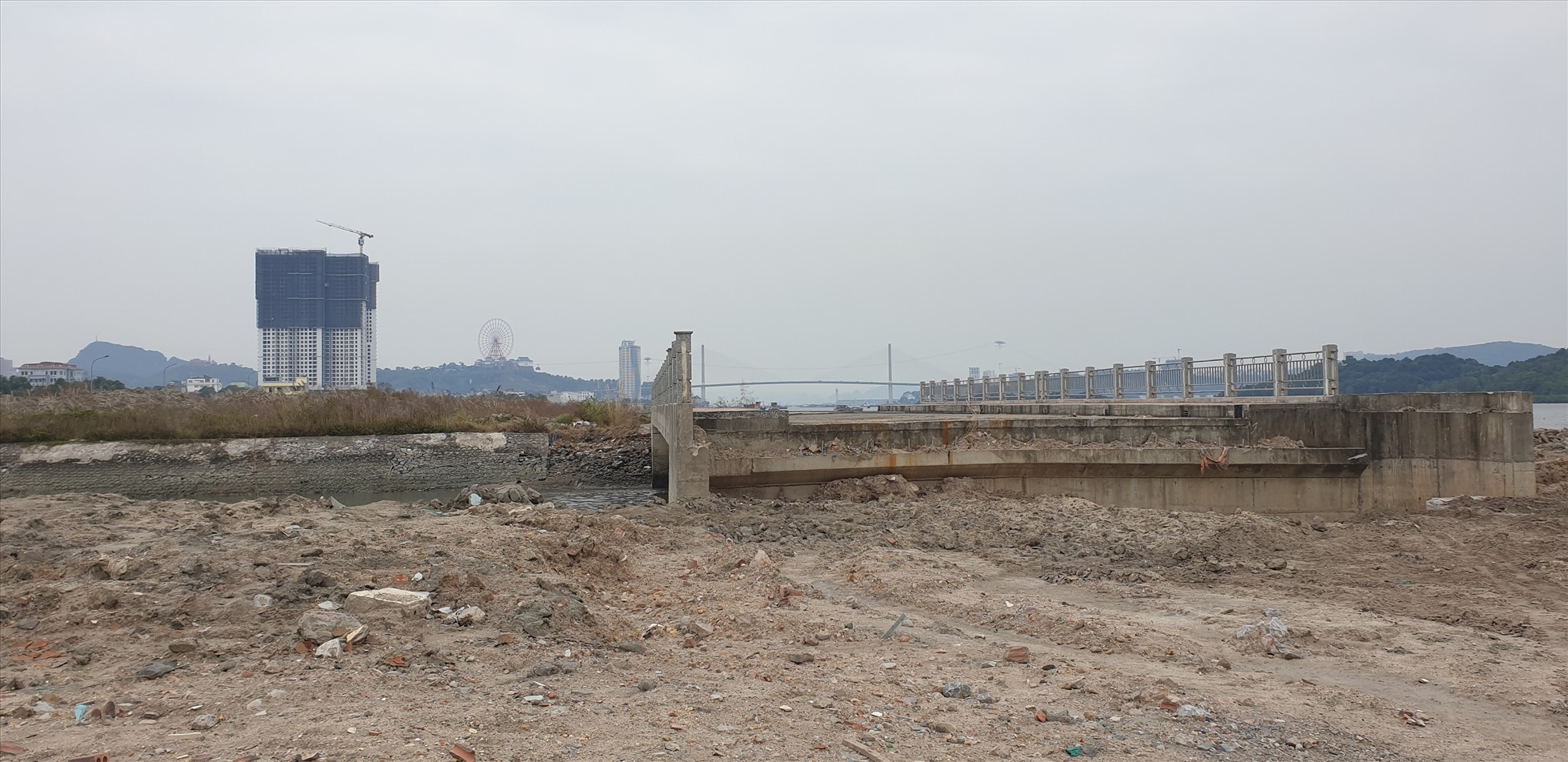 Đường ven biển từ chân cầu Bãi Cháy chạy qua Khu đô thị Cao Xanh - Hà Khánh, kết nối với cầu Cửa Lục 3 đang được thi công. Ảnh: Nguyễn Hùng