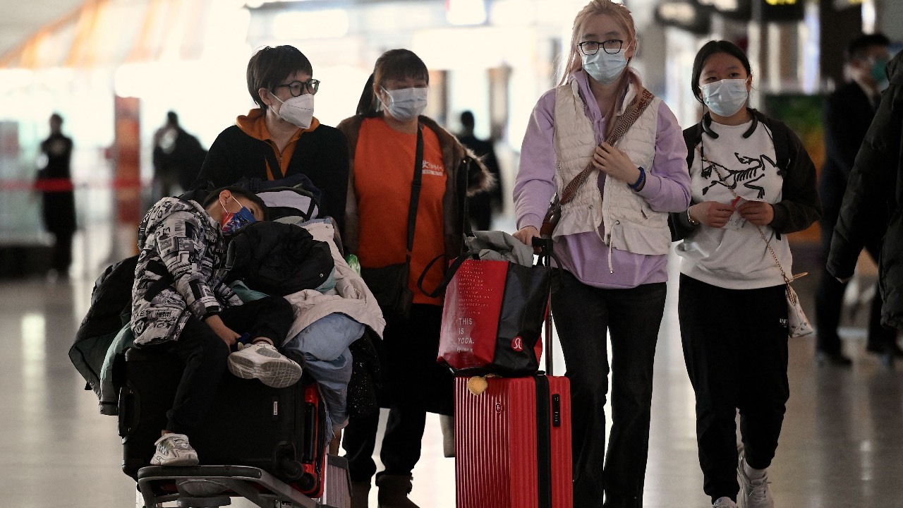Hành khách ở sân bay quốc tế Bắc Kinh, Trung Quốc. Ảnh: AFP