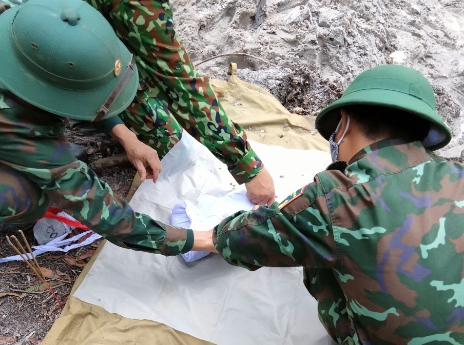 2 hài cốt liệt sĩ được tìm thấy được đưa về Nghĩa trang liệt sĩ huyện Triệu Phong bảo quản, đợi làm lễ truy điệu, an táng. Ảnh: TT.