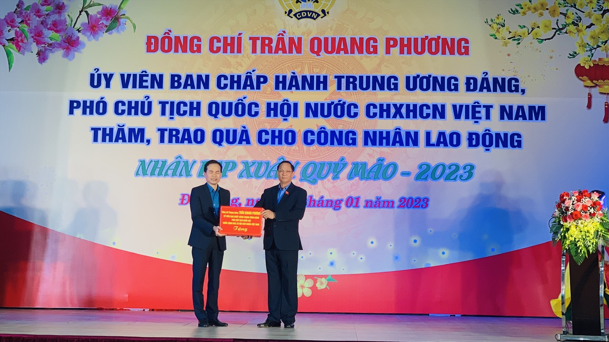 Ông Nguyễn Duy Minh, Chủ tịch Liên đoàn Lao động thành phố Đà Nẵng (trái) nhận phần quà của công nhân lao động từ Thượng tướng Trần Quang Phương, Phó Chủ tịch Quốc hội. Ảnh: Tường Minh