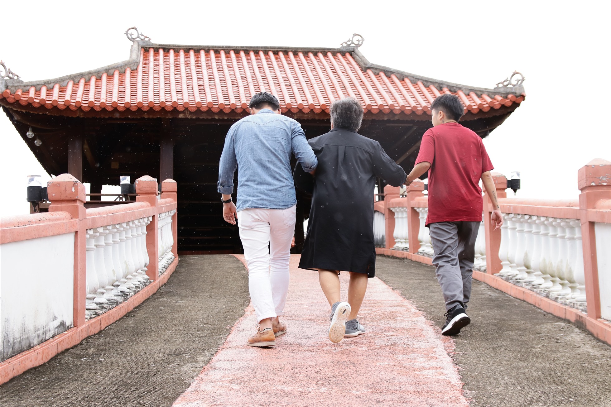 Họ tranh thủ ngắm nhiều cảnh đẹp Việt. Ảnh: NVCC.