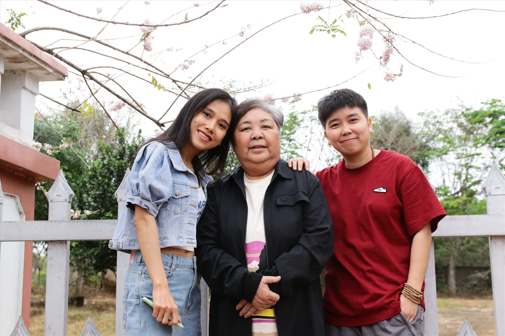 Họ tranh thủ ngắm nhiều cảnh đẹp Việt. Ảnh: NVCC.