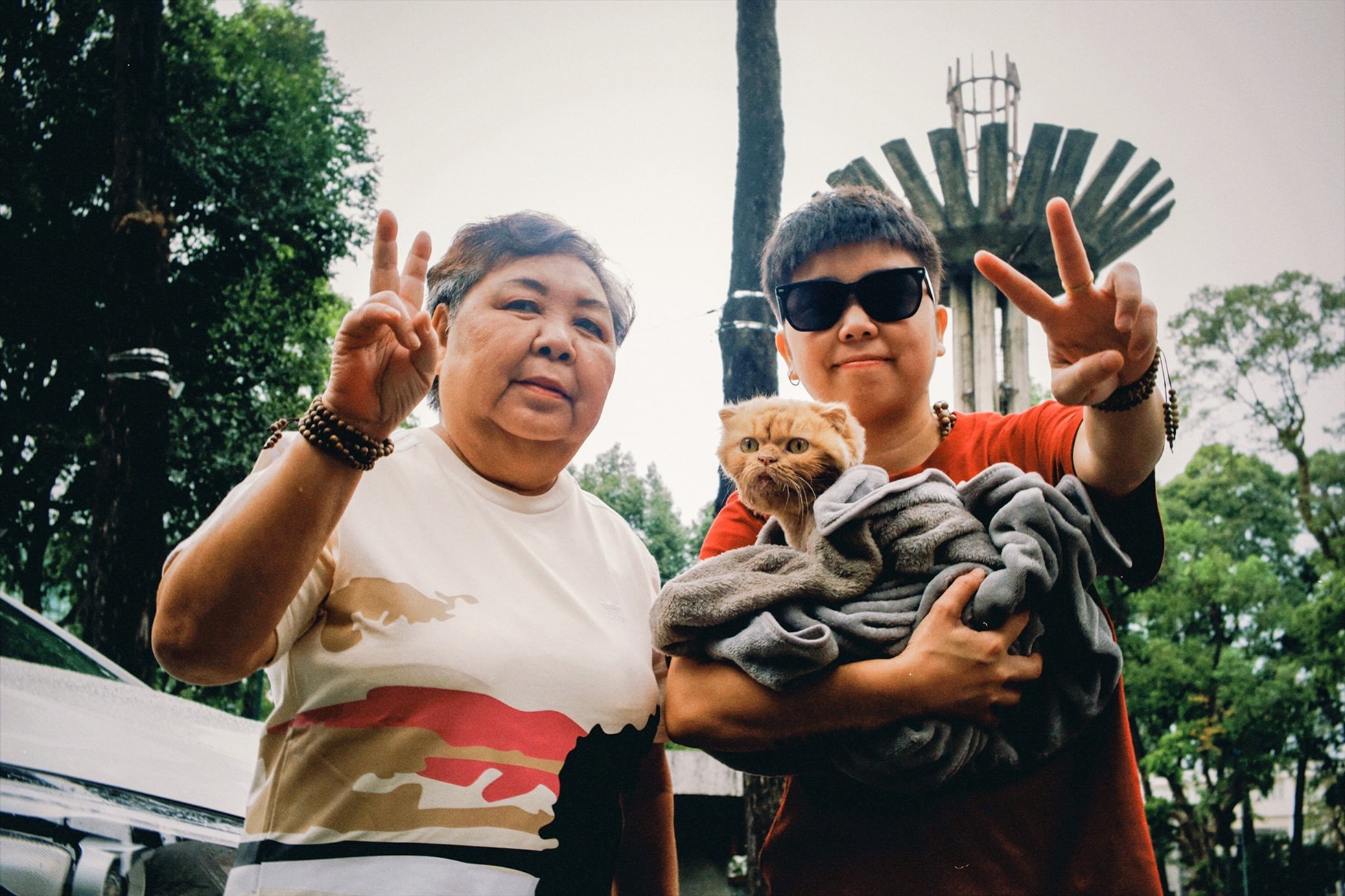 Họ tranh thủ ngắm nhiều cảnh đẹp Việt. Ảnh: NVCC.