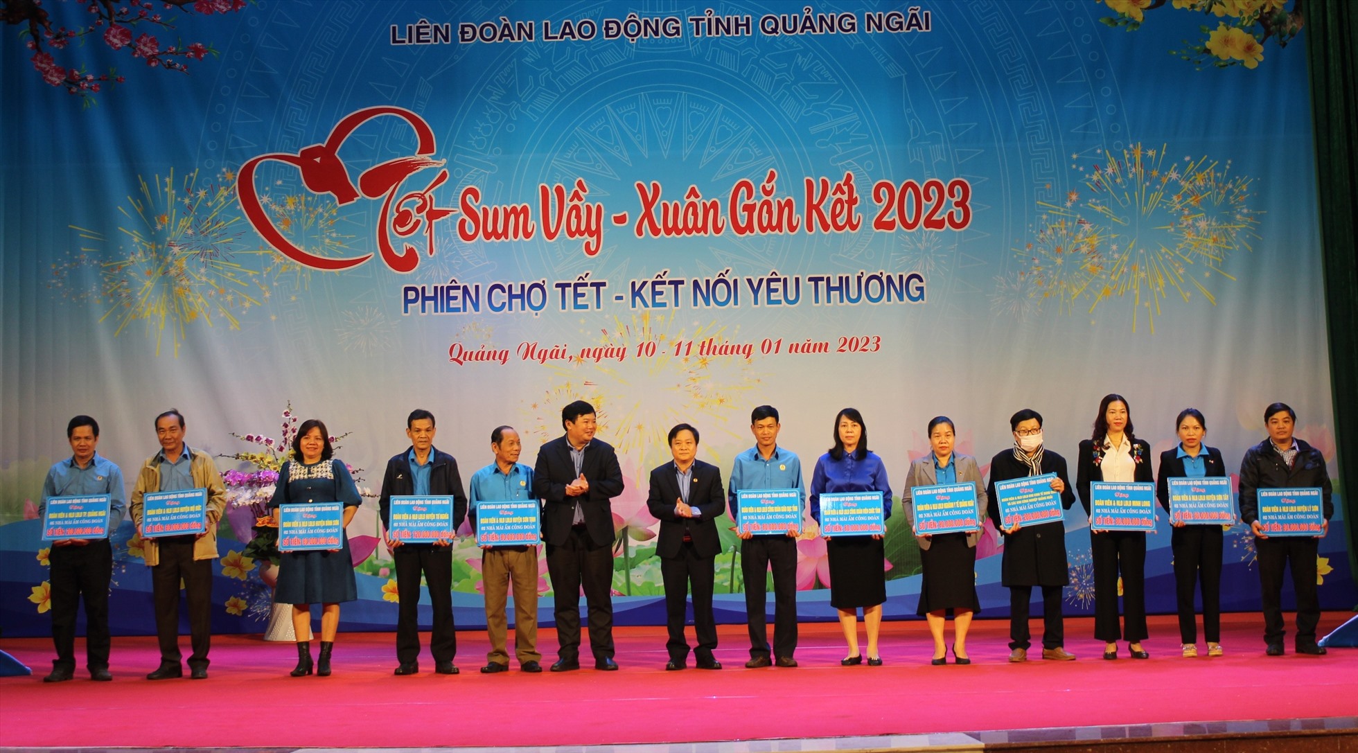 Tại Chương trình Tết Sum vầy - Xuân gắn kết 2023 do LĐLĐ tỉnh Quảng Ngãi tổ chức vào ngày 10.1, các doanh nghiệp đã hỗ trợ kinh phí chăm lo, cải thiện đời sống người lao động. Ảnh: Ngọc Viên