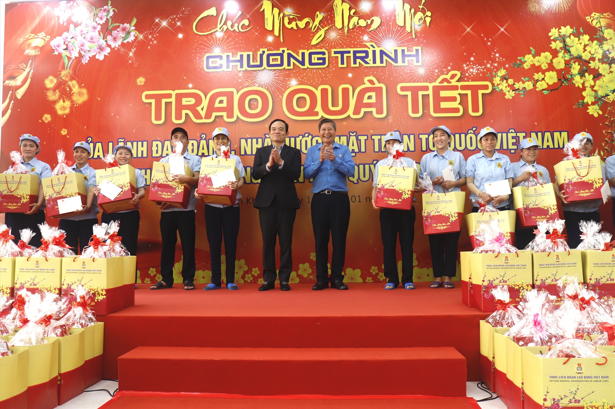 Phó Thủ tướng Trần Lưu Quang cùng Phó Chủ tịch Thường trực Tổng LĐLĐVN Trần Thanh Hải tặng quà công nhân lao động. Ảnh Hữu Long