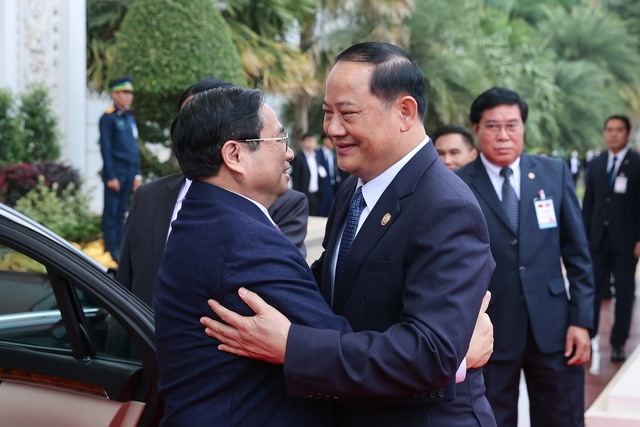 Thủ tướng Chính phủ Lào Sonexay Siphandone đón Thủ tướng Chính phủ Phạm Minh Chính. Ảnh: VGP