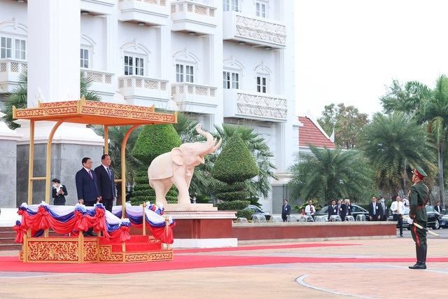 Sau khi Thủ tướng Phạm Minh Chính và Thủ tướng Lào Sonexay Siphandone vào vị trí danh dự, quân nhạc cử quốc thiều hai nước. Ảnh: VGP