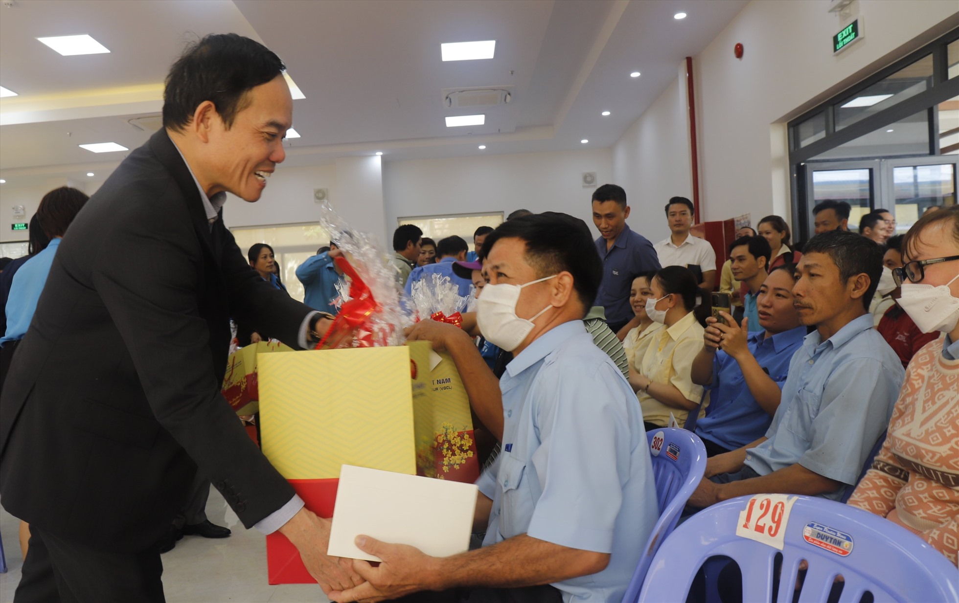 200 công nhân lao động khó khăn được Phó Thủ tướng trao tận tay những món quà Tết, góp thêm mùa xuân cùng gia đình các công nhân.