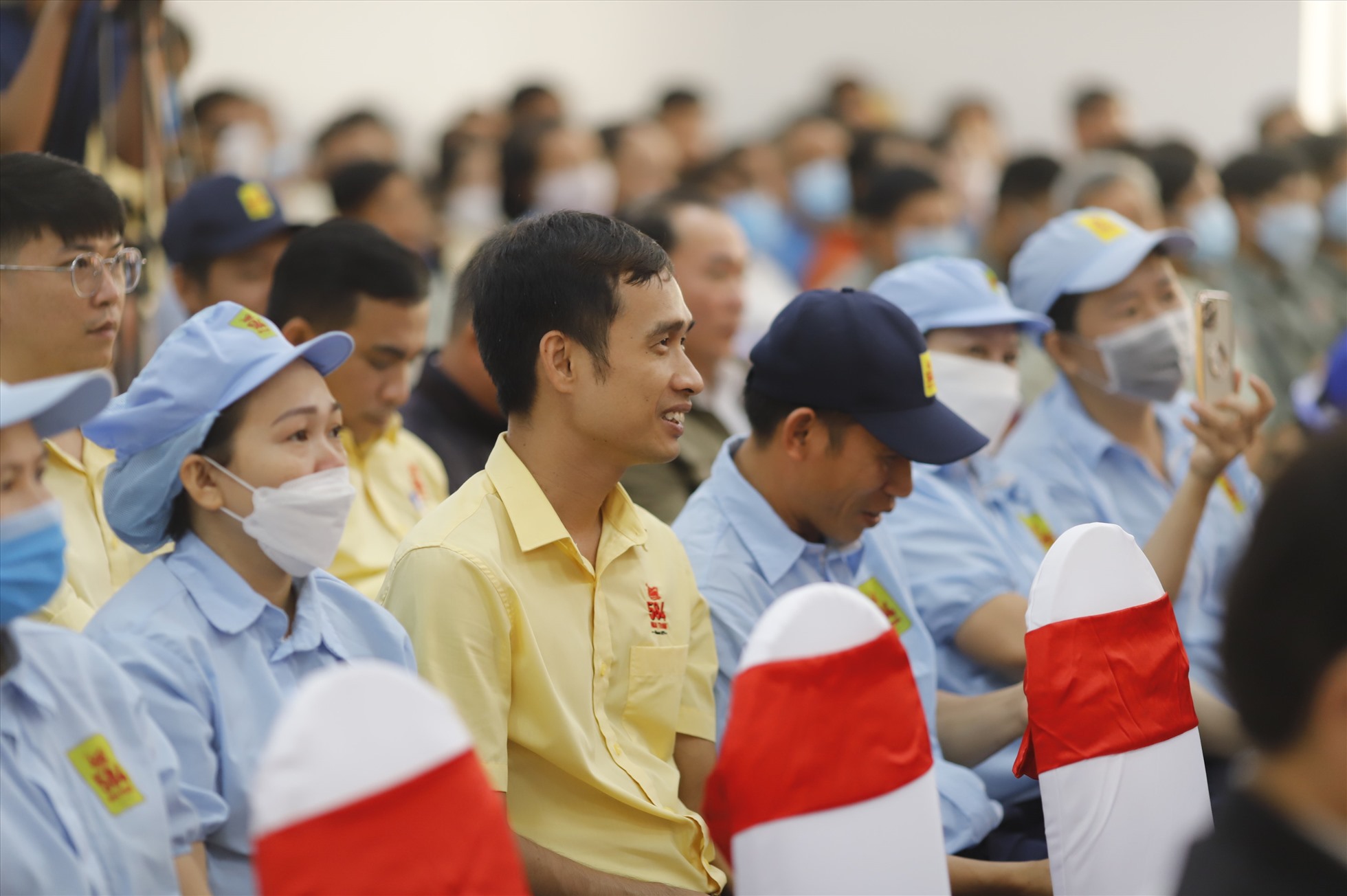 Nhiều công nhân phấn khởi bởi đây là lần đầu tiên lao động làm việc tại Cụm Công nghiệp Diên Phú nhận quà Tết từ lãnh đạo Chính phủ ngay trước thềm năm mới.