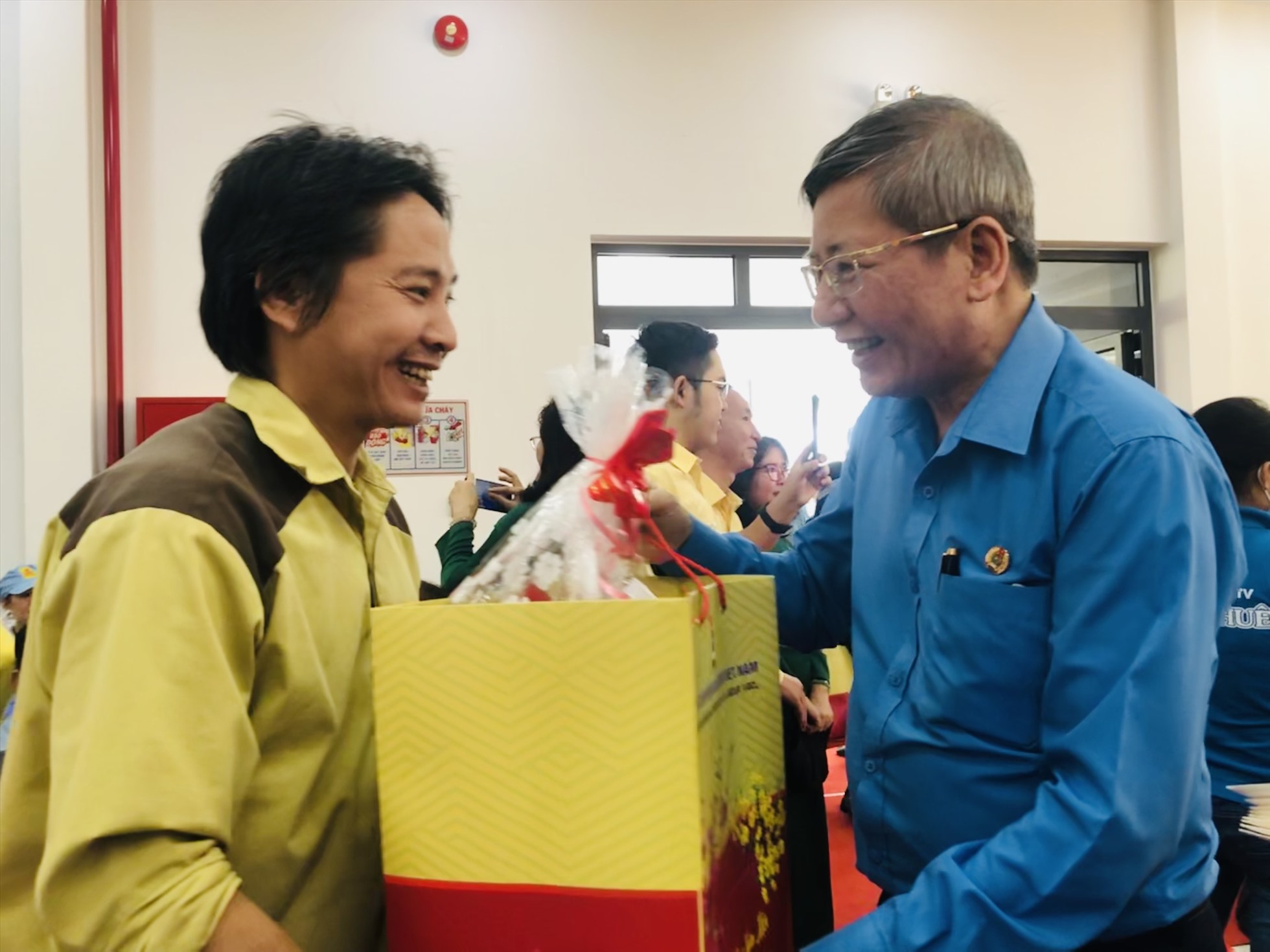 Cùng với lãnh đạo Chính phủ, Phó Chủ tịch Thường trực Tổng Liên đoàn Lao động Việt Nam ông Trần Thanh Hải cũng động viên và tặng quà Tết Sum vầy cho công nhân.
