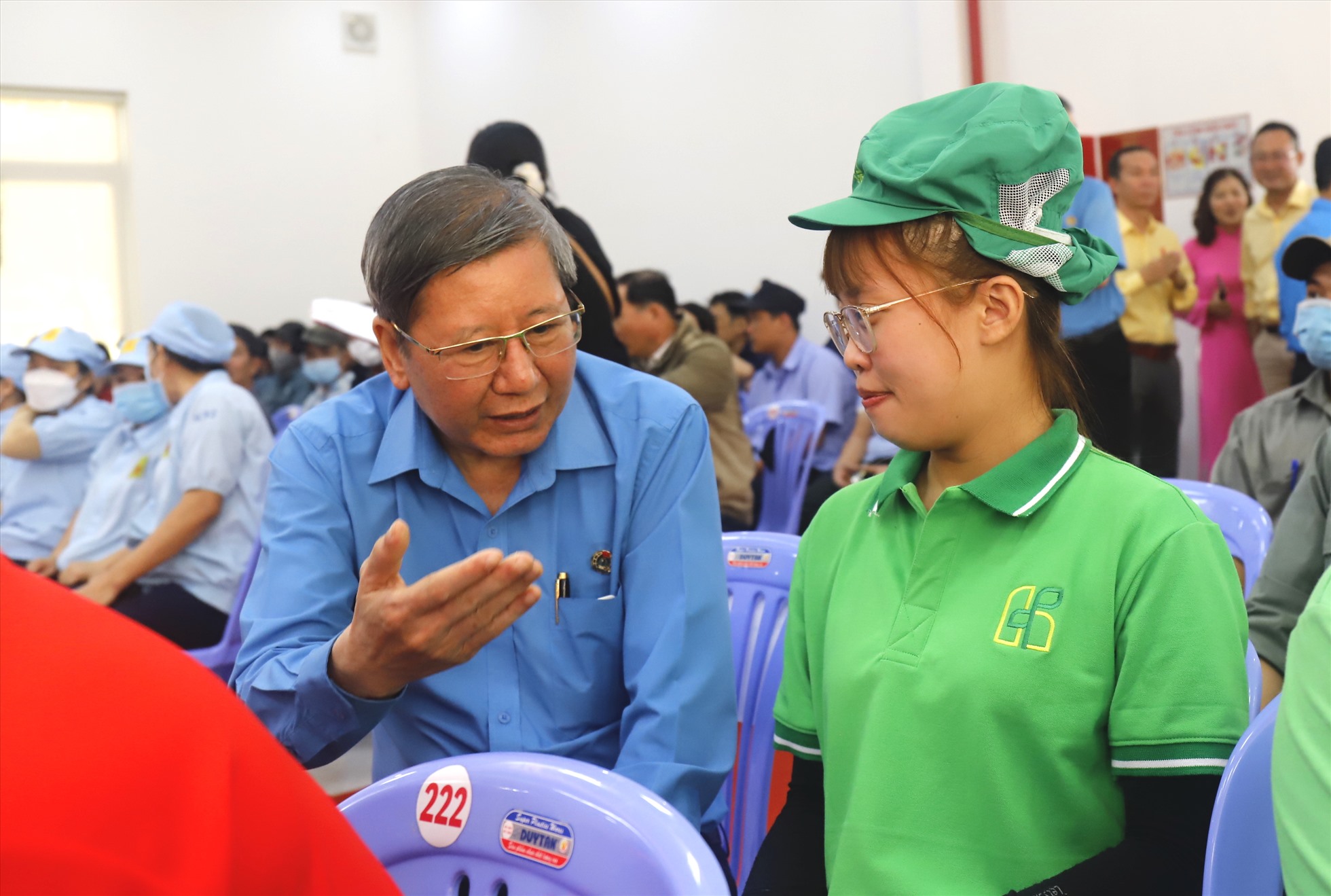 Chị Mỹ Hòa trò chuyện cùng Phó Chủ tịch Tổng LĐLĐVN Trần Thanh Hải. Ảnh Hữu Long