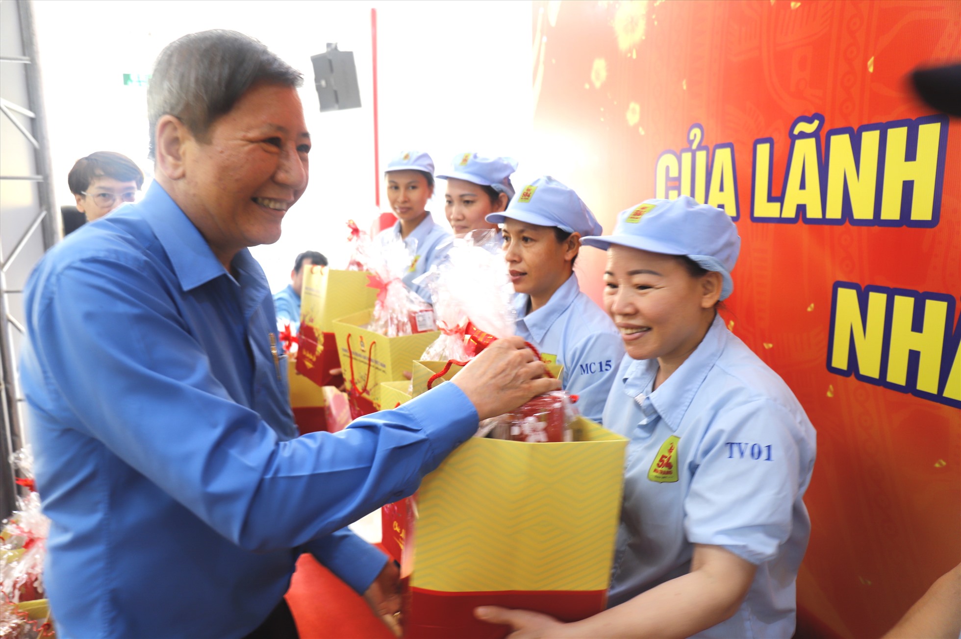 Ông Trần Thanh Hải tặng quà cho công nhân lao động ở Khánh Hòa. Ảnh Hữu Long