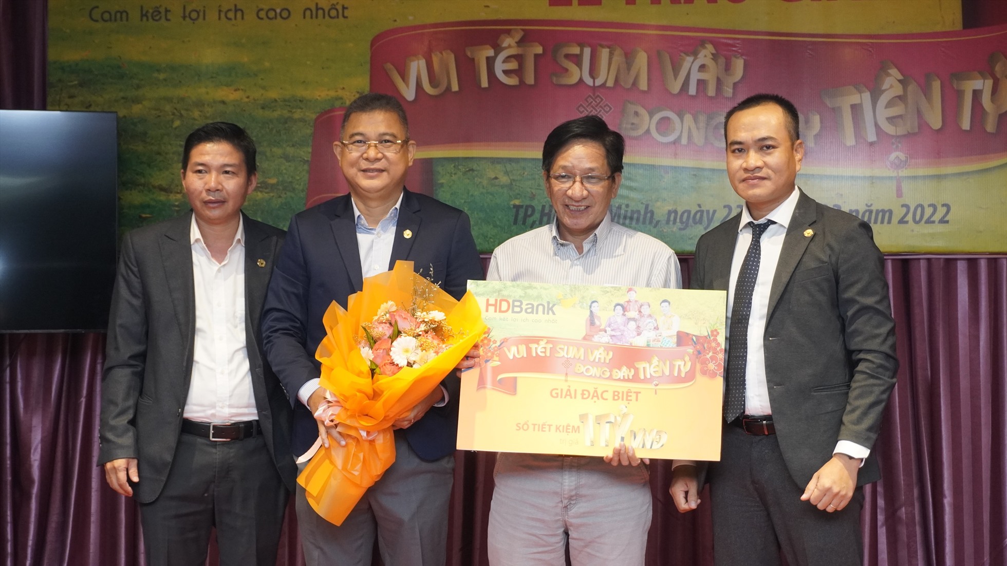 Đại diện lãnh đạo HDBank trao giải đặc biệt - 1 tỉ đồng cho khách hàng Nguyễn Đình Đạo. Nguồn: HDBank