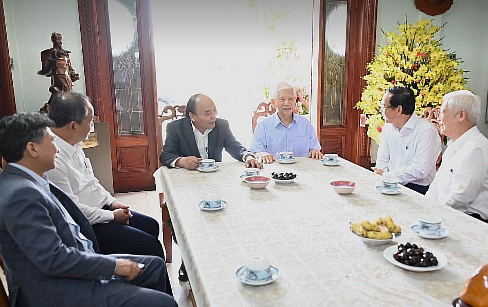 Chủ tịch nước Nguyễn Xuân Phúc thăm, chúc tết nguyên Chủ tịch nước Nguyễn Minh Triết. Ảnh: Văn Minh