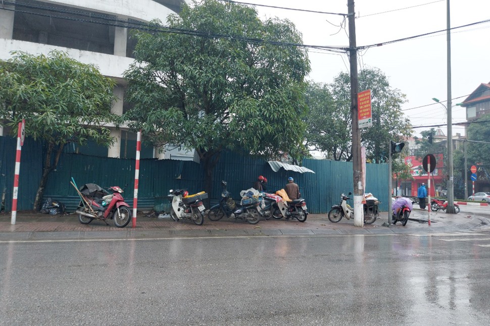 Một góc “chợ người” nơi nhiều lao động tự do tập trung ngồi chờ người thuê mướn sáng 11.1 do trời mưa rét nên khá vắng vẻ. Ảnh: Trần Tuấn.