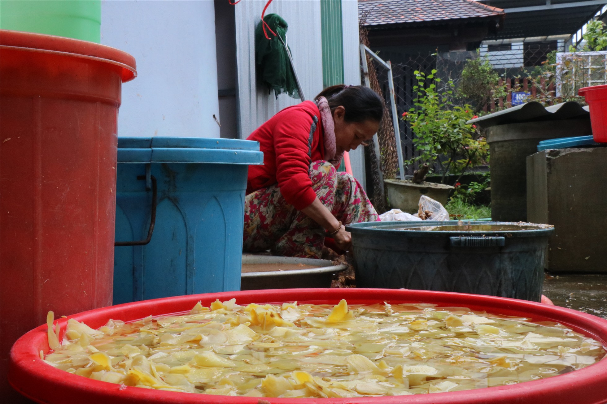 Hàng năm, cứ đến đầu tháng Chạp, nhiều hộ dân phường Kim Long nhộn nhịp thu mua gừng tươi, đường kính trắng, bếp đỏ lửa để chuẩn bị cho mùa làm mứt gừng phục vụ Tết cổ truyền dân tộc. Những năm trở lại đây, mứt Kim Long không chỉ phục vụ cho người dân Huế mà còn được bán trong Nam, ngoài Bắc; siêu thị, trung tâm thương mại.