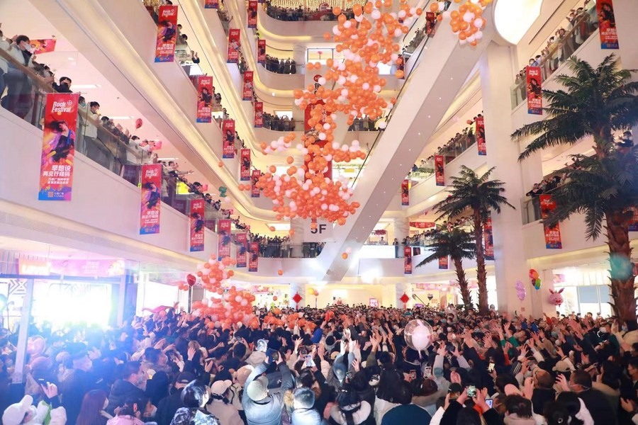Sự kiện năm mới tại một trung tâm mua sắm ở thành phố Bảo Định (tỉnh Hà Bắc, Trung Quốc). Ảnh: Xinhua