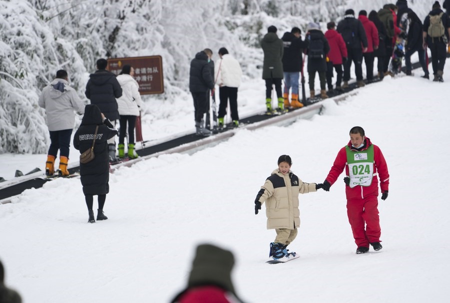 Du lịch trượt tuyết đang được nhiều người dân Trung Quốc nhắm đến trong kì nghỉ Tết Nguyên đán. Ảnh: Xinhua