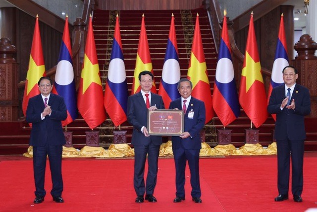 Hai Thủ tướng chứng kiến lễ ký kết Hiệp định giữa Chính phủ Việt Nam và Chính phủ Lào về đối tác số. Ảnh: VGP